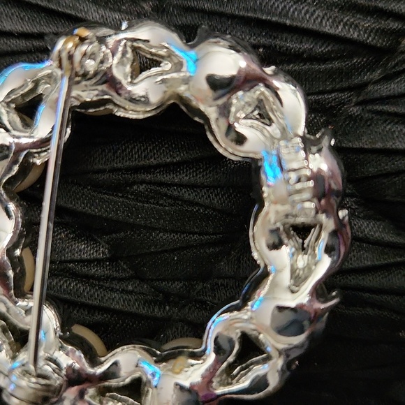 LISNER Vintage brooch circle of pearls, rhinestones. - Picture 8 of 10